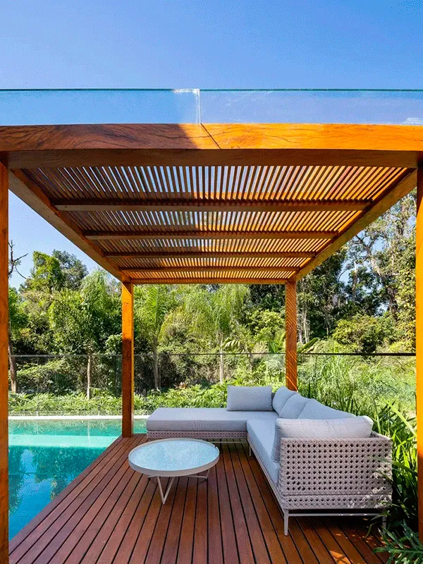 área da piscina com pergolado plastico