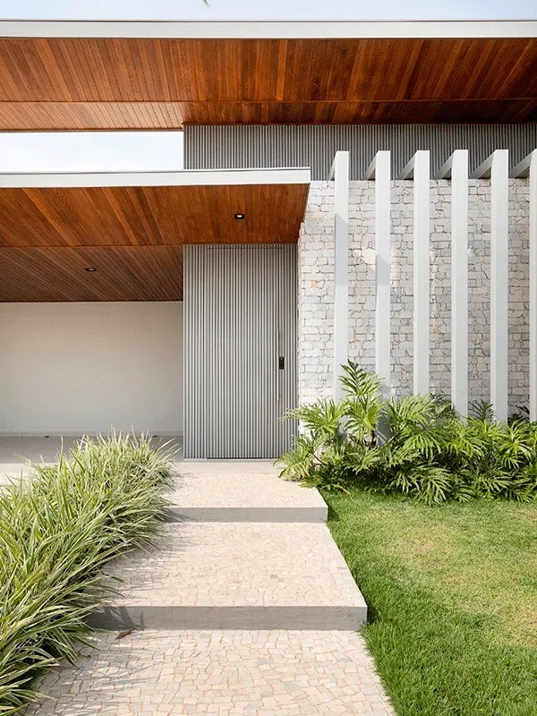 fachada com pergolado branco de madeira plastica