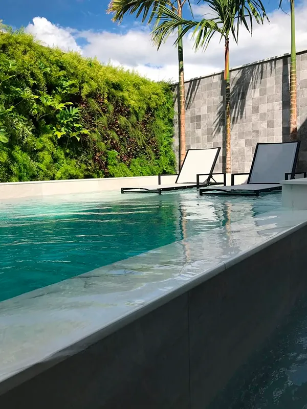 Piscina com azulejo branco