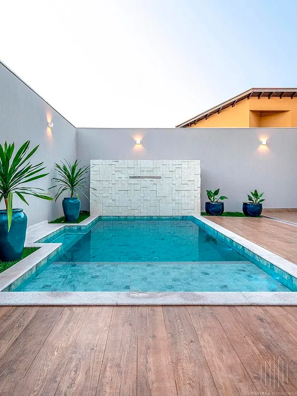 espaço confortavel na área de lazer com piscina