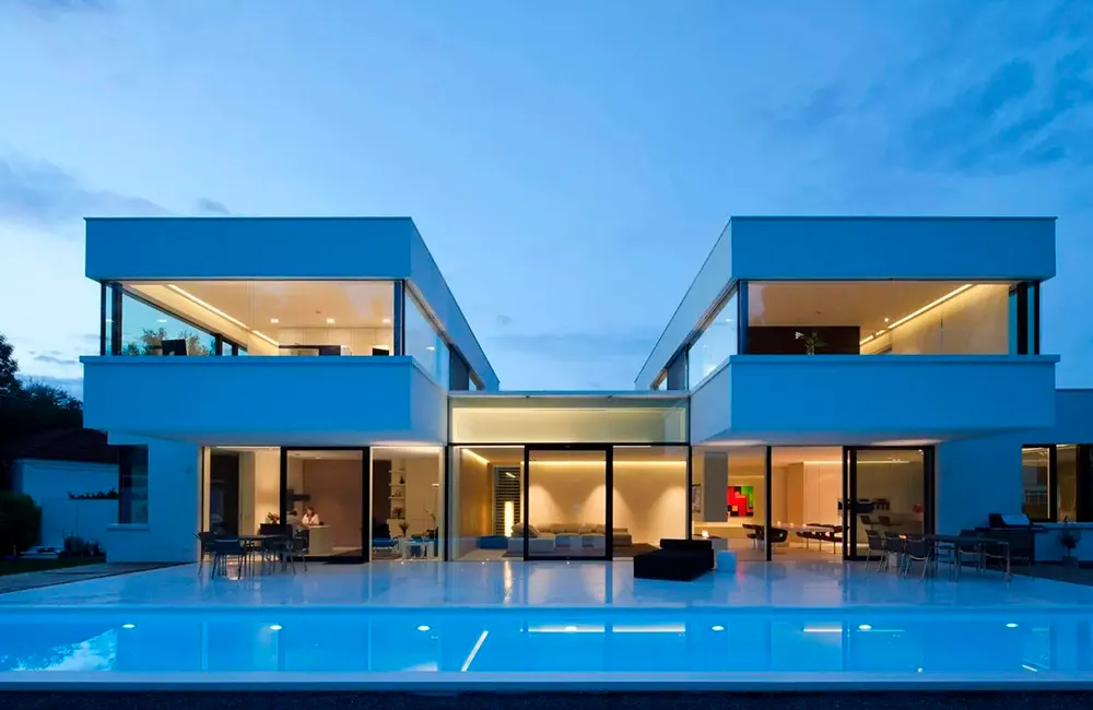 Piscina de vidro em uma mansão de luxo