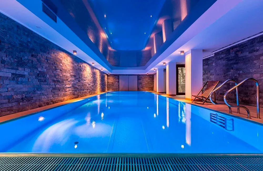 Piscina indoor com iluminação 