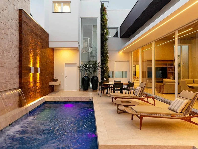Piscina retangular com revestimento de porcelanato em volta