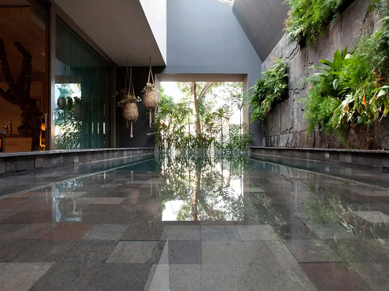 pedra hitam na piscina de luxo