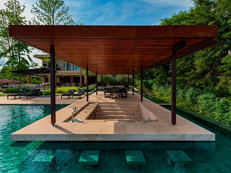 Piscina com pergolado de madeira 