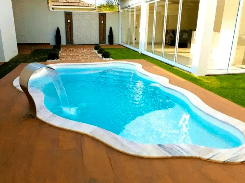 Piscina de fibra com borda branca