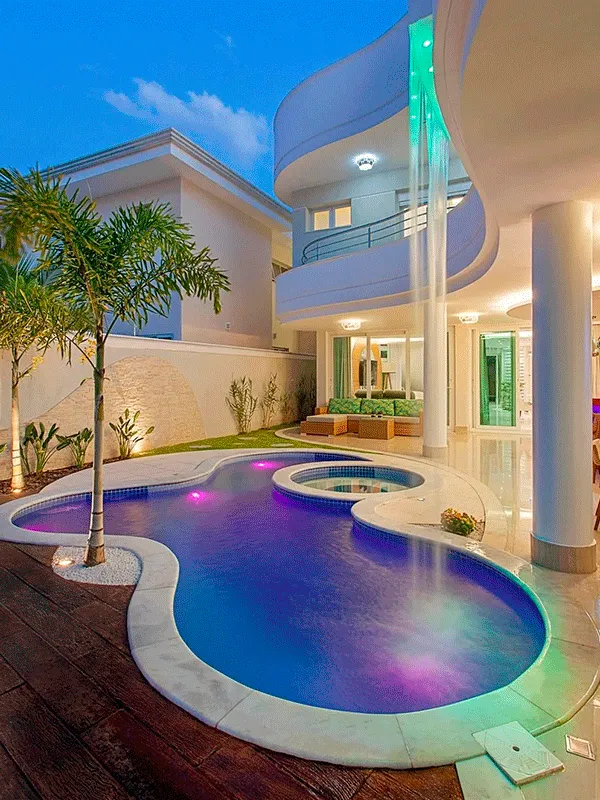 Piscina com curvas e iluminação roxa