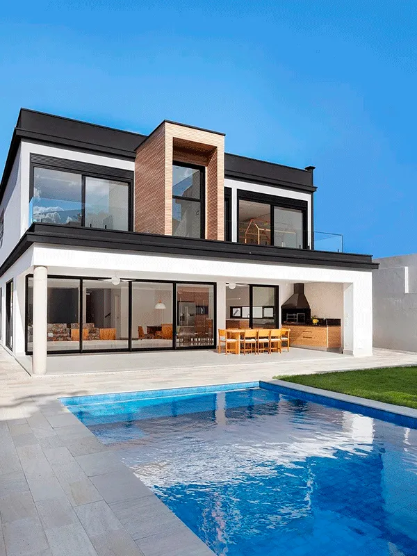 piscina em uma casa moderna