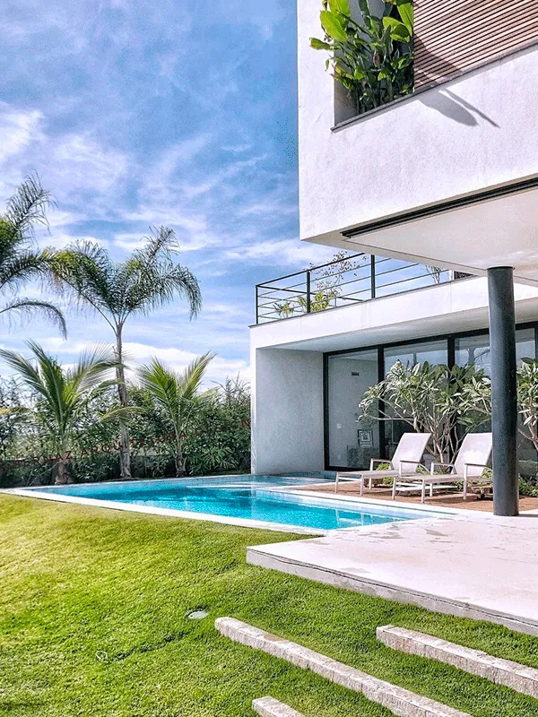piscina com decoração simples em uma casa moderna branca