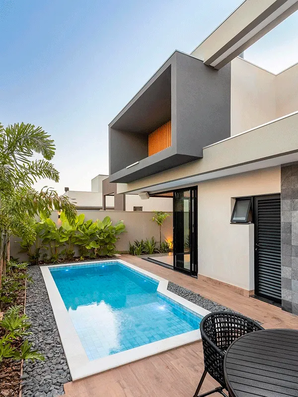 piscina no fundo da casa moderna com piso fulget em volta