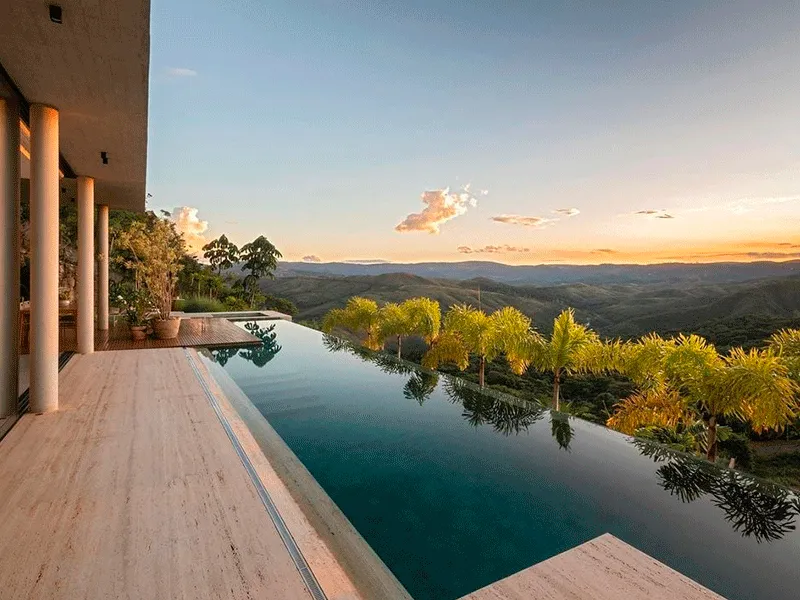 piscina borda infinita em um terreno alto