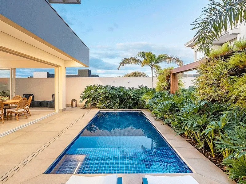Quintal com piscina