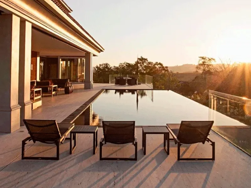 Piscina com borda infinita e revestimento preto