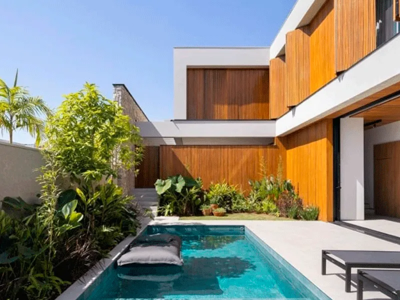 espaço para diversão com piscina branca