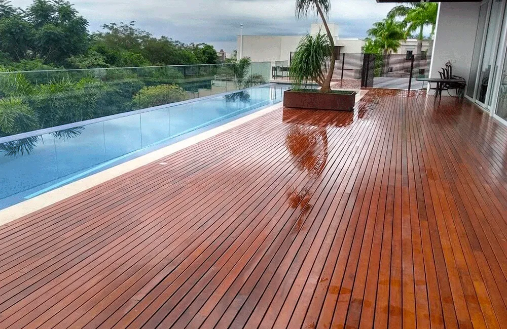 Piso de Madeira: Modelos, Cuidados e Vantagens +67 Fotos Incríveis 155 piscina com borda infinita com revestimento de madeira em volta