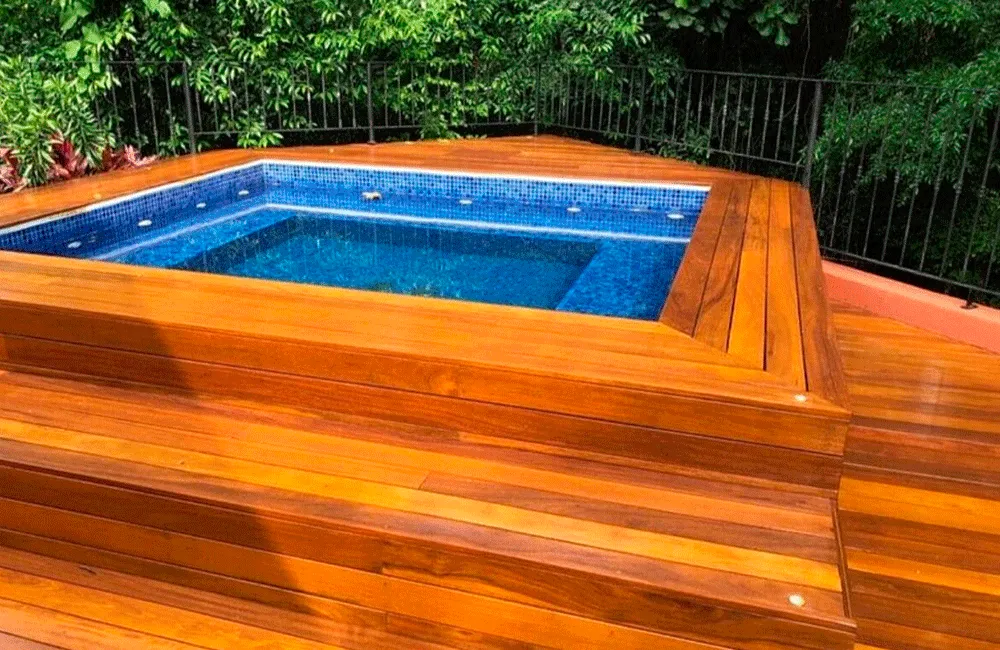 Piso de Madeira: Modelos, Cuidados e Vantagens +67 Fotos Incríveis 182 combinando com a piscina pequena com tons azul