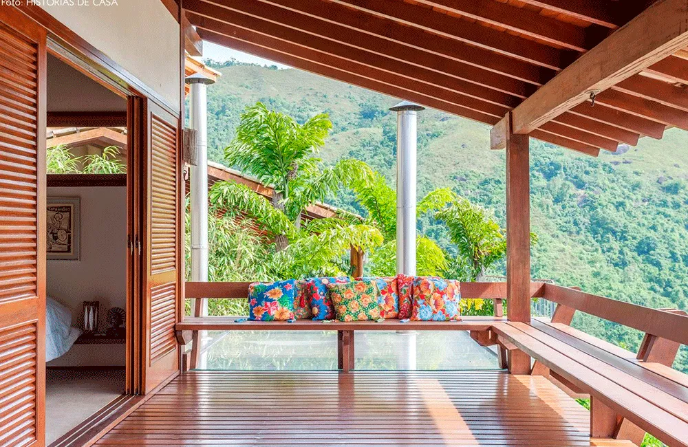 Piso de Madeira: Modelos, Cuidados e Vantagens +67 Fotos Incríveis 148 piso de madeira com toque rústico na varanda