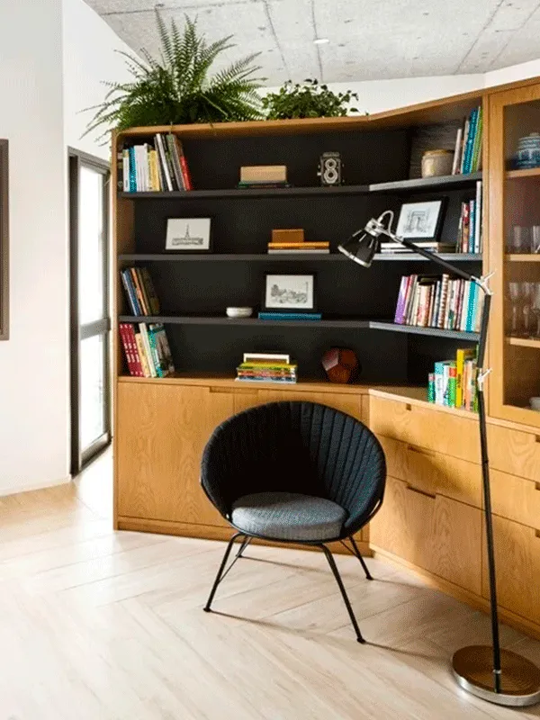 Piso de Madeira: Modelos, Cuidados e Vantagens +67 Fotos Incríveis 144 destacando móveis com tom escuro na área de leitura