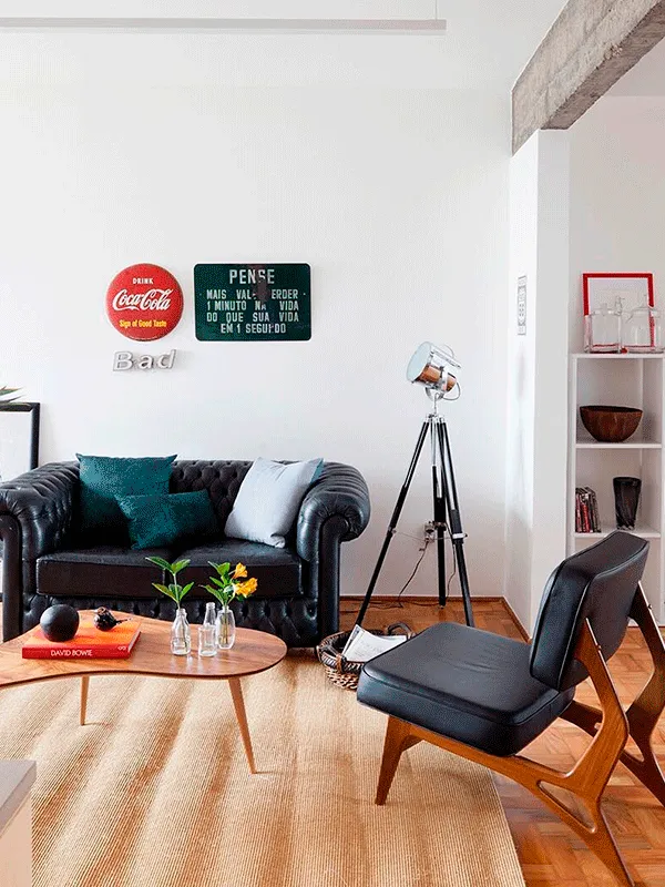 Piso de Madeira: Modelos, Cuidados e Vantagens +67 Fotos Incríveis 176 sala de madeira com móveis preto