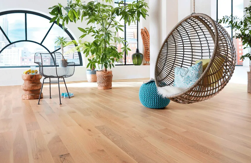 Piso de Madeira: Modelos, Cuidados e Vantagens +67 Fotos Incríveis 143 piso de madeira de tonalidade clara em uma área com balanço de corda