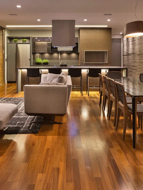 Piso de Madeira: Modelos, Cuidados e Vantagens +67 Fotos Incríveis 154 corredor iluminado refletindo no piso de madeira laminado