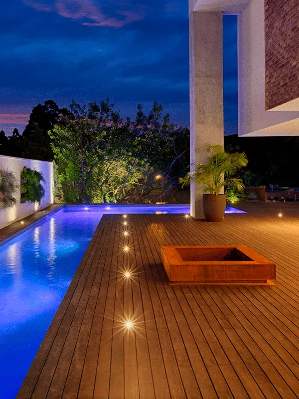 Piso de Madeira: Modelos, Cuidados e Vantagens +67 Fotos Incríveis 172 decoração vibrante na área externa com deck de madeira