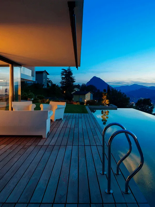 Piso de Madeira: Modelos, Cuidados e Vantagens +67 Fotos Incríveis 169 ideal para ambientes integrado com piscina retangular