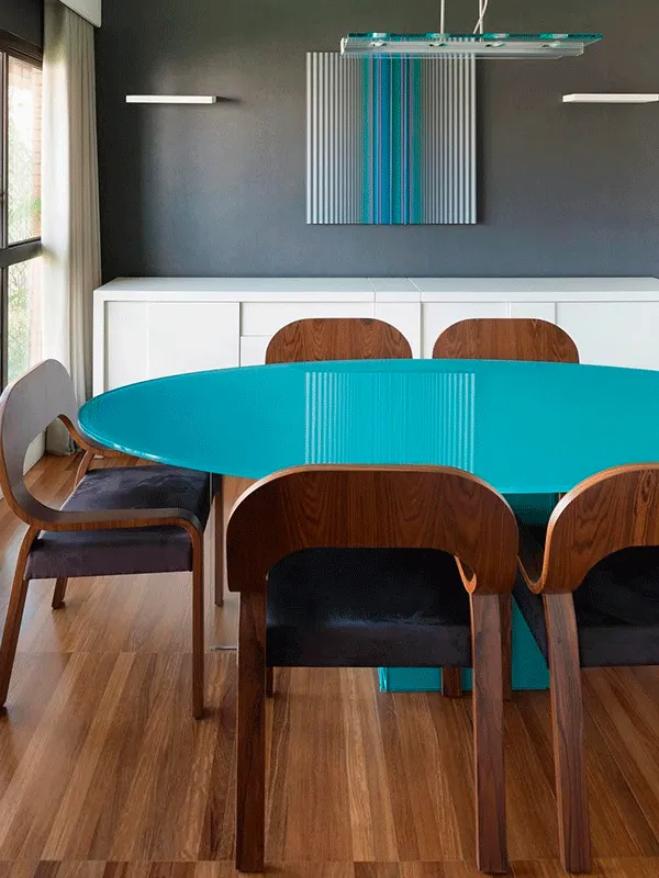 Piso de Madeira: Modelos, Cuidados e Vantagens +67 Fotos Incríveis 157 contraste com a mesa de vidro azul