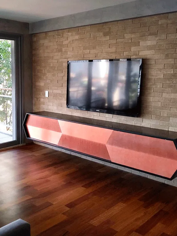 Piso de Madeira: Modelos, Cuidados e Vantagens +67 Fotos Incríveis 164 destacando a TV com uma parede de tijolinho