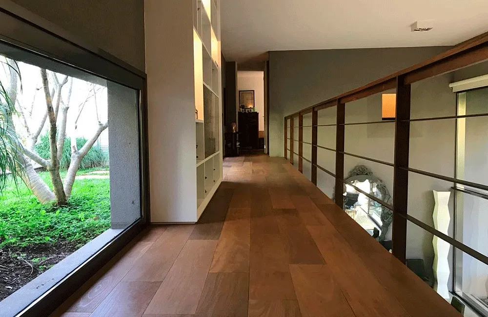 Piso de Madeira: Modelos, Cuidados e Vantagens +67 Fotos Incríveis 173 corredores com piso laminado