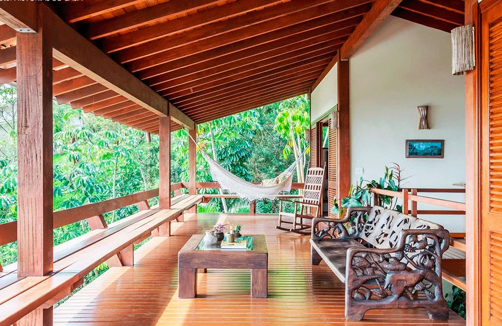 Piso de Madeira: Modelos, Cuidados e Vantagens +67 Fotos Incríveis 174 piso e mesa de madeira com bancos na decoração