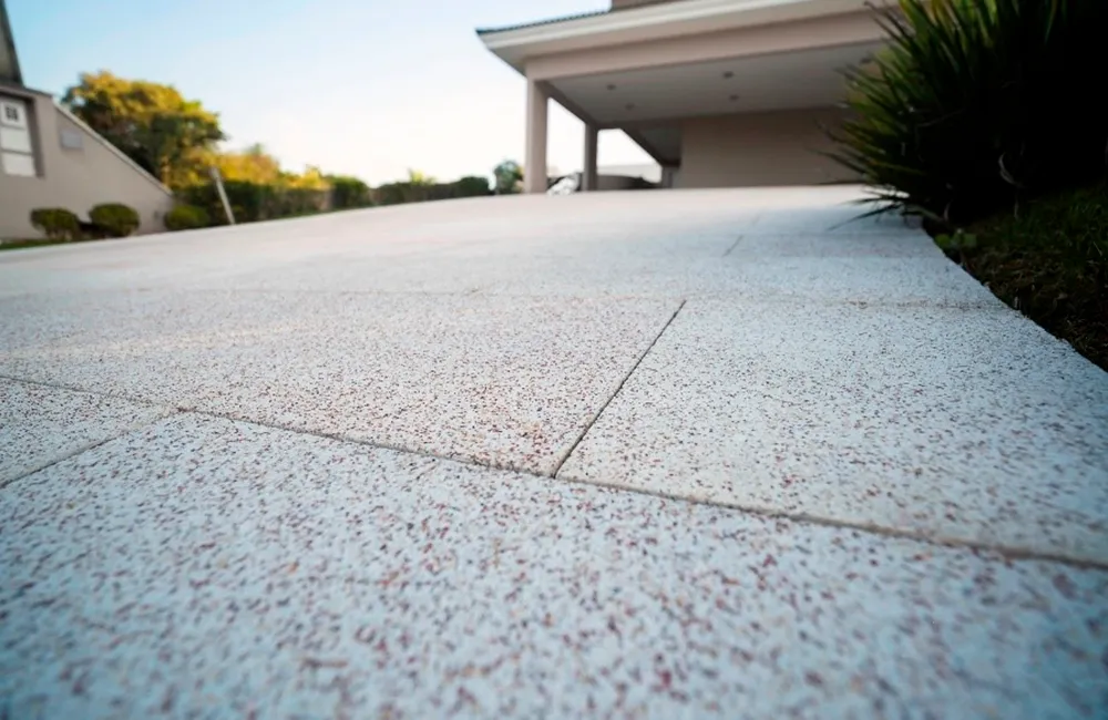 Piso fulget instalado no piso externo da garagem