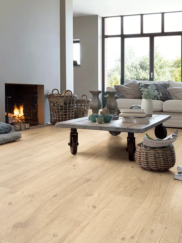 Tranformação com o piso laminado na sala de estar com móveis e lareira