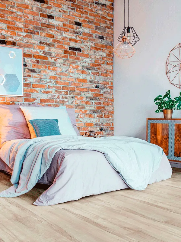 quarto com parede de tijolinho e piso laminado