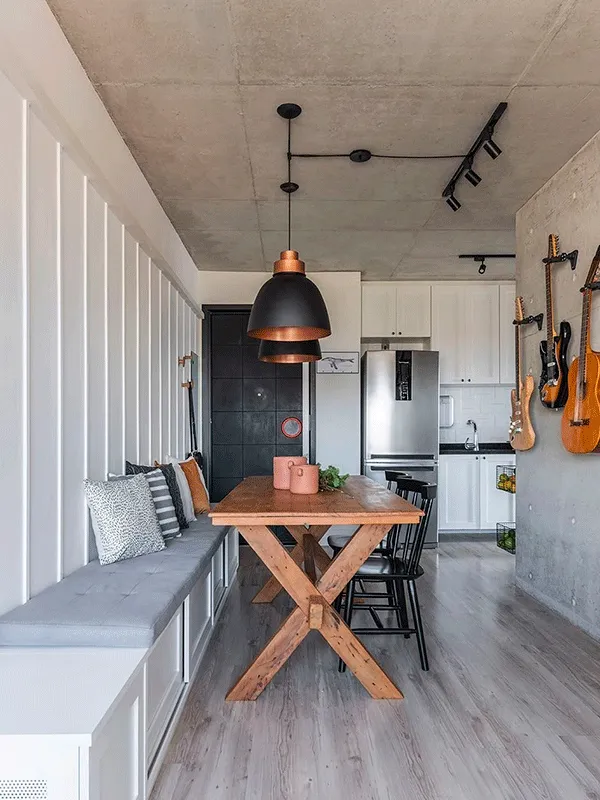 mistura de cores no projeto da sala de jantar pequena com cores cinzas do laminado 