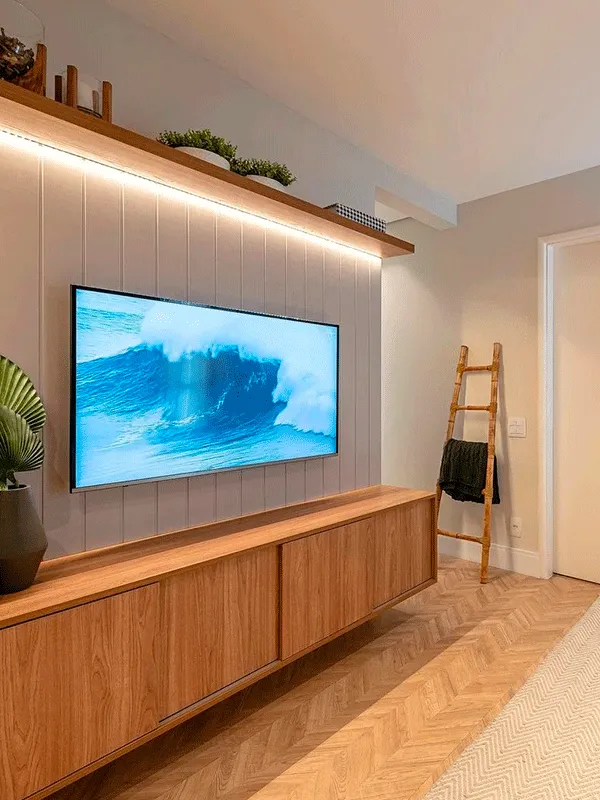 sala de estar com tv e pisos de madeira