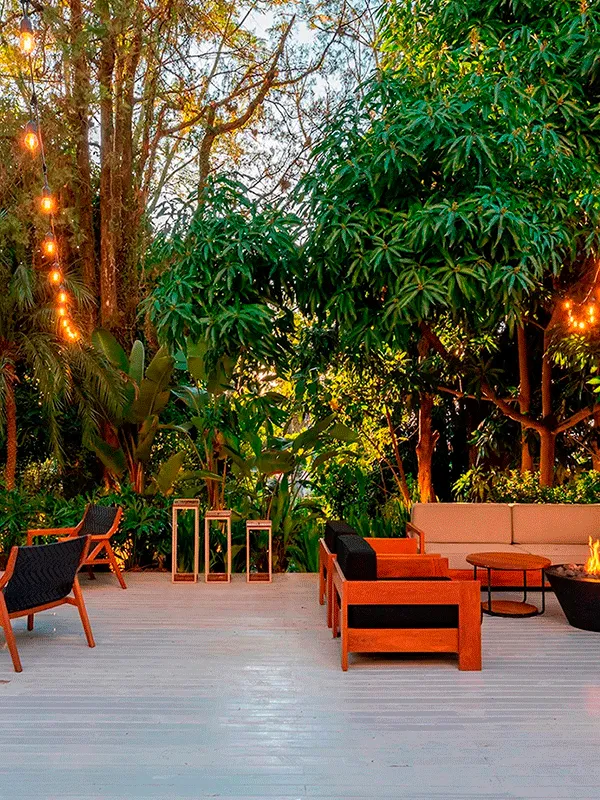 piso para área externa com móveis de madeira