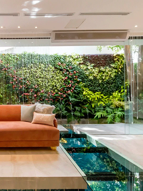 piso cimenticio em uma area de lazer com piscina, na decoração tem uma parede de jardim vertical