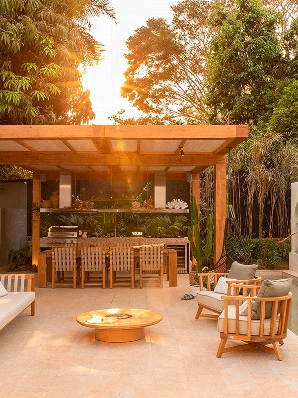 varandas com pergolado e piso externo com móveis de madeira 