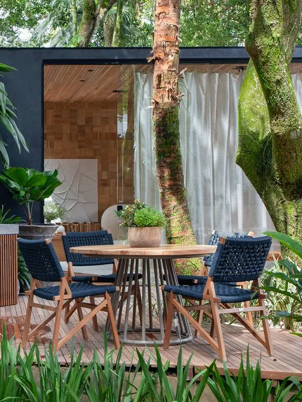 Varandas gourmet com paisagismo e piso de madeira