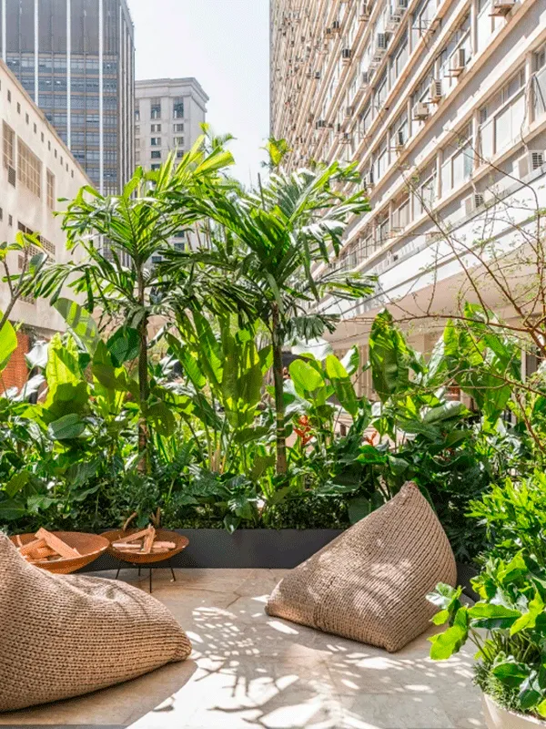 composição com o gramado da decoração