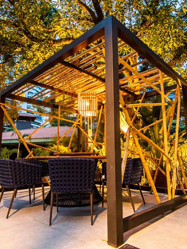 Piso de marmore dentro do pergolado metálico