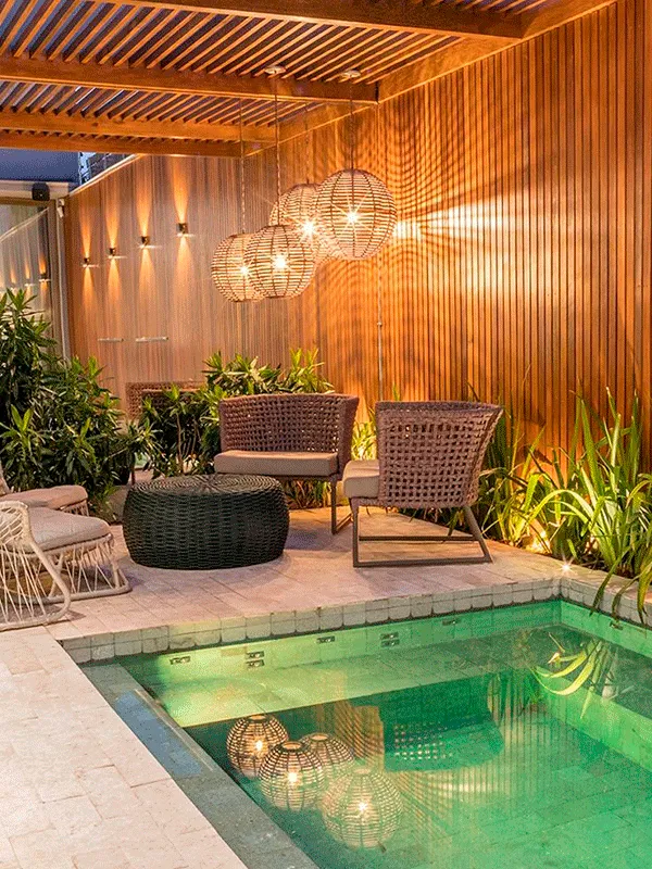 Paisagismo piscina com piso cimenticio e parede de painel ripado