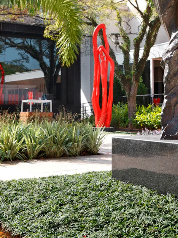 Porcelanato em um caminho no jardim com bastante plantas externas