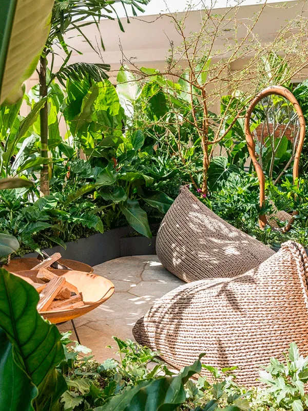 pedra portuguesa em um espaço pequeno com muitas plantas no paisagismo