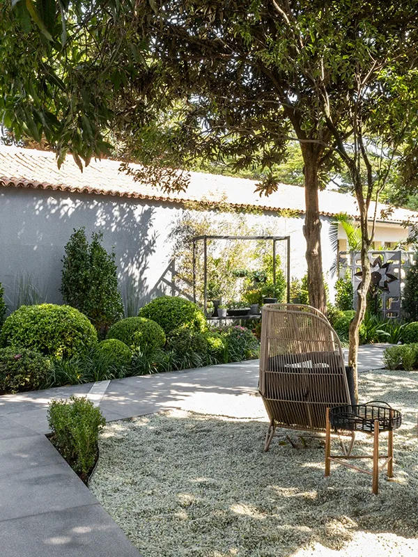 Pisos atérmico em um jardim minimalista com muitas plantas e arvores