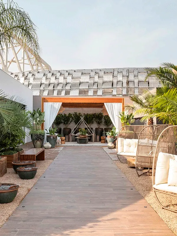 Revestimentos antiderrapante com textura e pedrinhas em volta da area externa