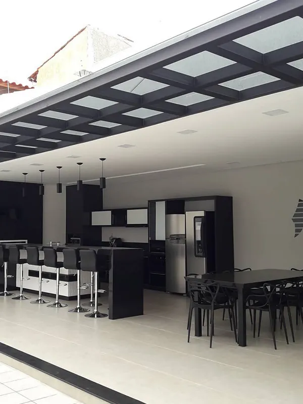 fachada da casa destacada com pergolado de ferro com revestimento clean dentro