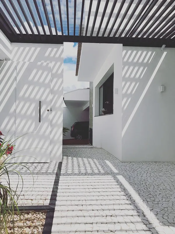 área branca com piso de pedras 