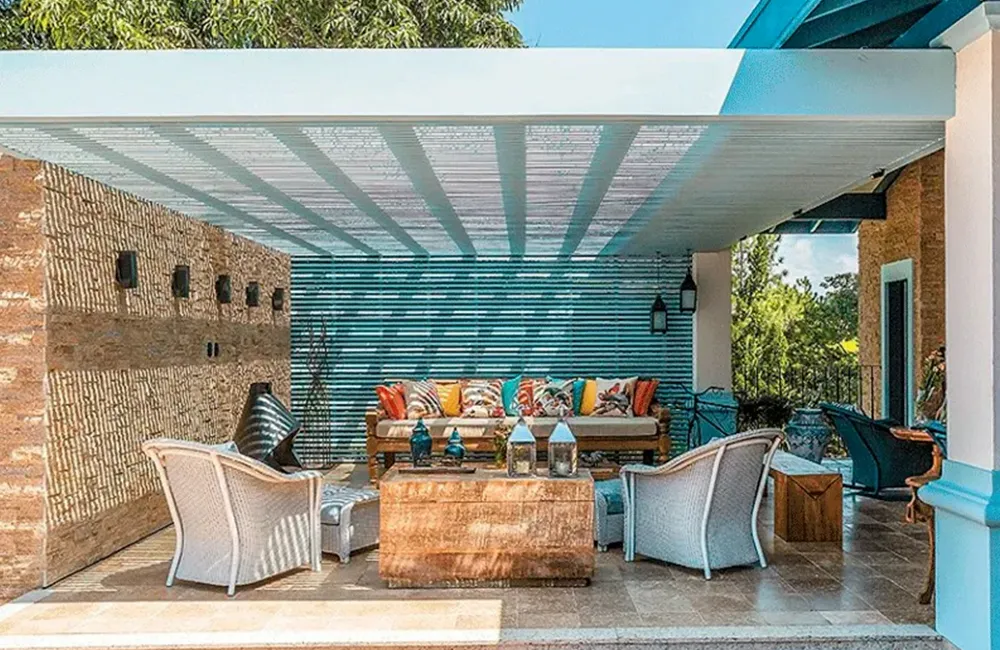espaço externo com pergolado branco